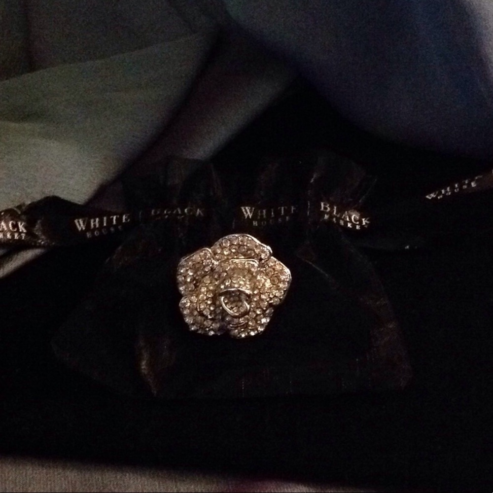 WHBM - NWOT - Silver flower stretch ring